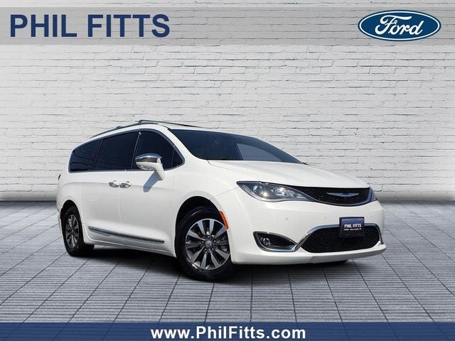 2020 Chrysler Pacifica Hybrid Limited's photo
